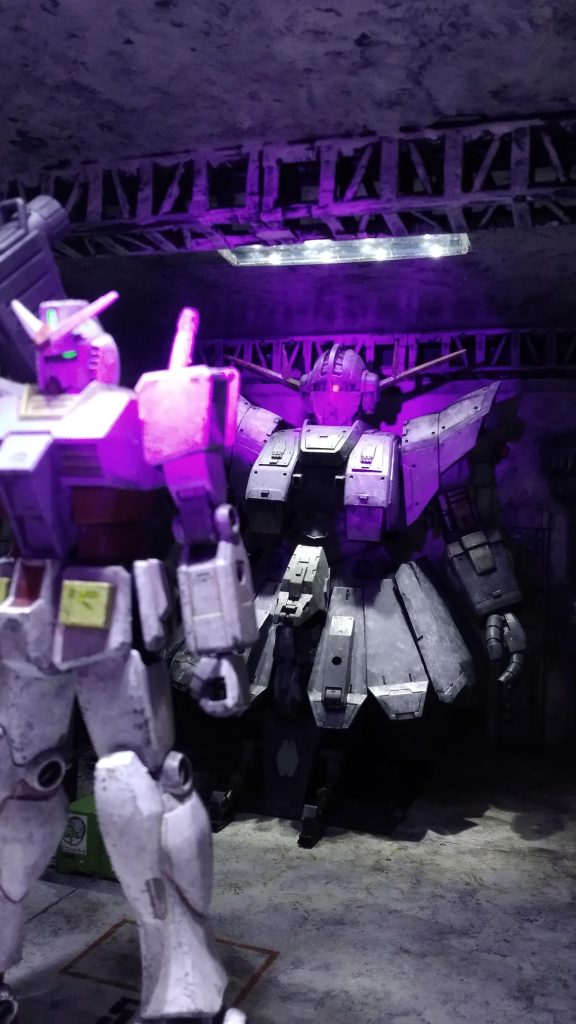 ブラックライトでお目目も光ります。