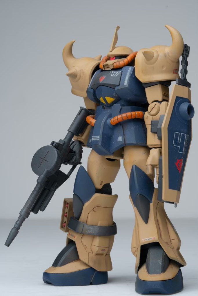 特に追加工作はせずそのまま組んで塗装と脚部にF2型ザクのロケット砲の追加をしたくらいですが元々初期HGグフのデザインにF2のエッセンスが結構入ってるのもあって親和性が高いとも感じました。