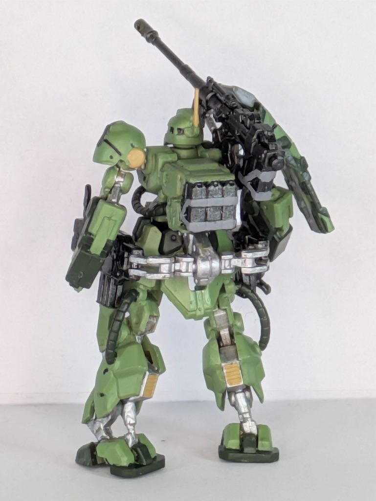 後ろ。アッこのバックパックキャノンの弾倉なのか！と気付いて慌てて塗り直したっけなあ。