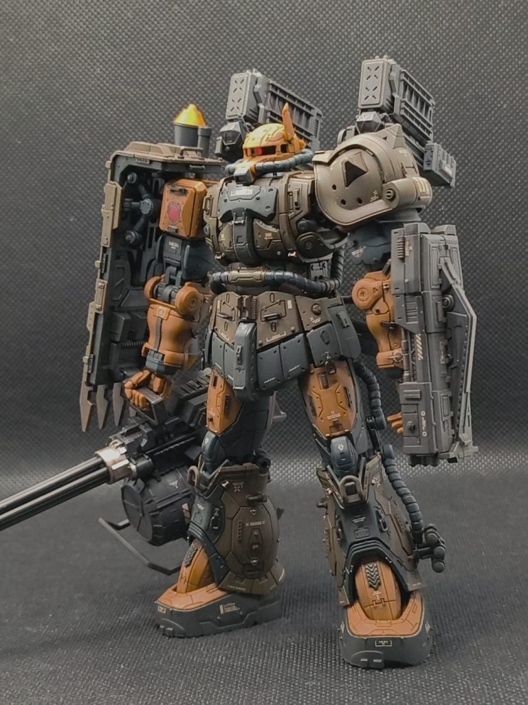 一部カラー変更して、赤い部分と胴体・脚部をオリーブドラブに、白い部分をNATOブラックにしました。茶色ともともとグレーの部分は無塗装です。（武器類はファントムグレーです。） 