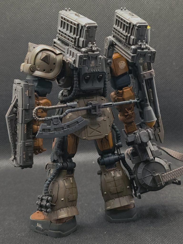 ミサイルコンテナはバックパックに３mm穴を開けてむりやりくっつけてます。ちなみに左手のはシールドじゃなくて炸裂弾投射機だそうです！・・・どんな武器？