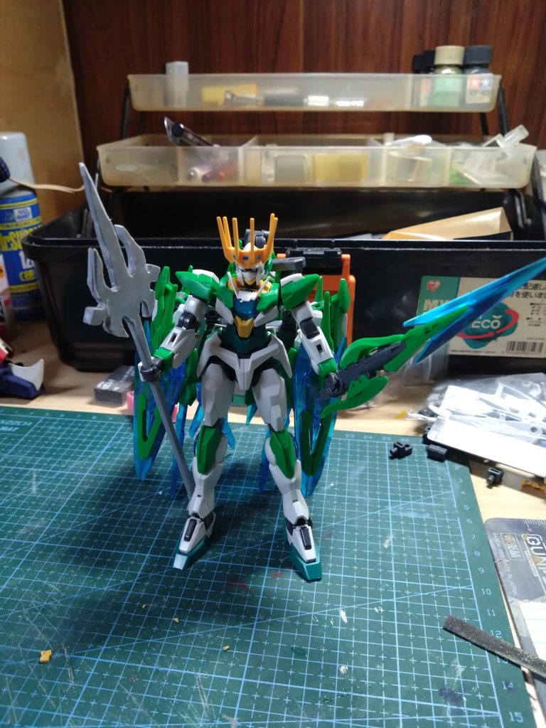 最初はこんな感じから始まりました。槍はプラ板工作でデフォルメして再現しました。頭部のアンテナはHGのホワイトライダーのものを移植。