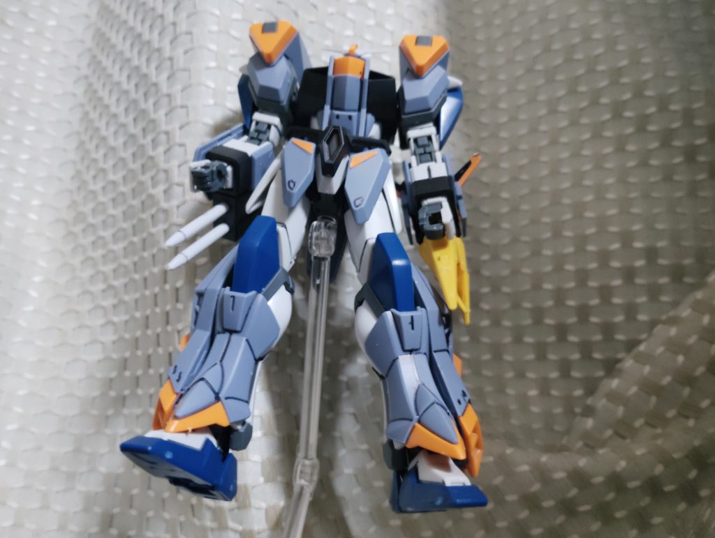 俯瞰で撮って母艦の格納庫をイメージしました。この画角だとHGでも大きく感じて結構好きなんすよね。グレイプニール用のベース使ってるんで、窓に立て掛けてなんとかって状態ですが💦