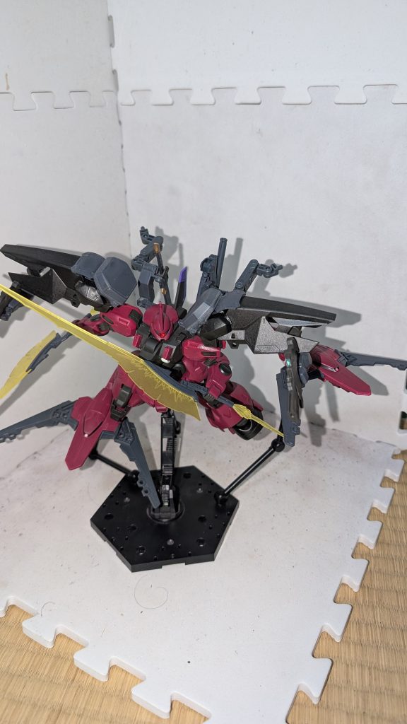 ビット展開のイメージで……ビット部分の主なパーツ構成はほとんどガンプラバトルアームアームズから。前面のビーム砲と大型シザークローが主な攻撃手段です。なお、武装名のGPB∶EAは『ガンプラバトルエクステンドアームズ』の略称。