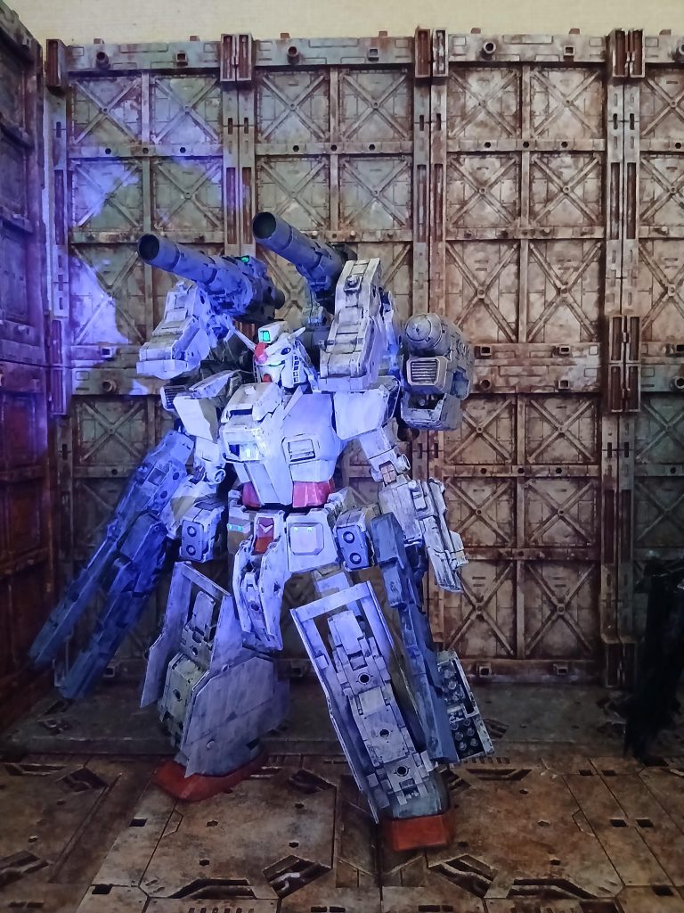 もちろんお目目も光ります。まだ盛りたい未完成と言うことで  