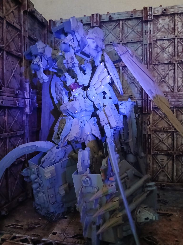 もちろんお目目も光ります。 