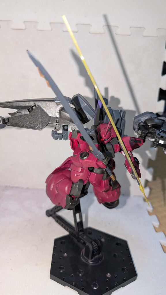 なんとなくマイフリっぽいポーズ。しかし、上手く決まらなかった…………ビーム特化型なのに実体剣とはこれいかに?端的に言うと、『ビームすら切り裂く、ほどよく頑丈な刀』。それ以上でもそれ以下でもないシンプルな武器。基本的に、他の武装が残ってない場合の奥の手。ビームが効かない敵に対しての保険です