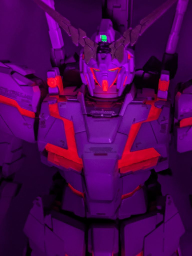 サイコフレームは塗装するか迷ったのですが、光らせたい願望が勝ちました。蛍光レッドで全塗装してます。