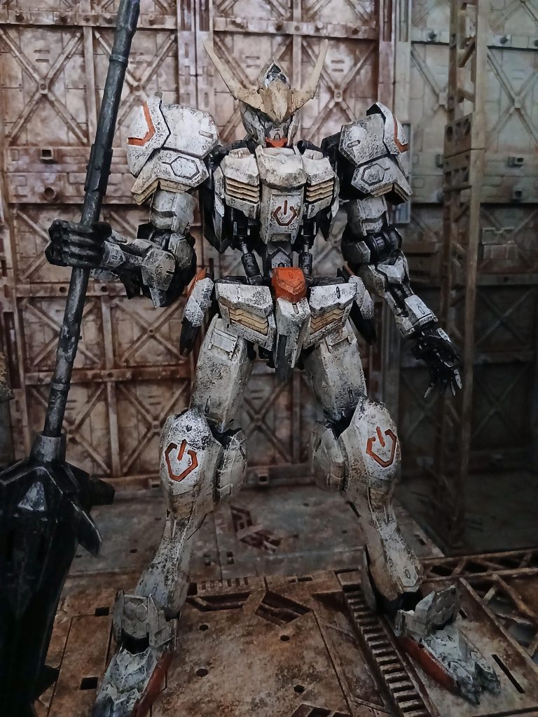 肩関節1.5ミリ上に上げてます。塗装は鋳造塗装です。接着剤で溶かして歯ブラシで叩いてます、黒サフの後筆塗りで白塗って、ステインブラウンでウォッシングしてます。300年埋まってたらもっと汚くてもよかったかなと…