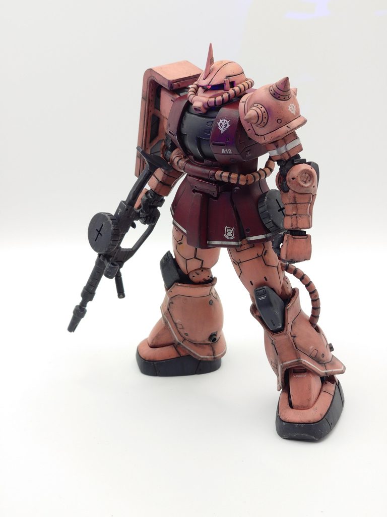 THE ORIGIN版のシャア専用ザクⅡです。ある程度合わせ目消しを行っています。胸部(上半身)は左右側面にプラ版を貼り、また前後のパーツの合わせ目部分にも1mm程のプラ版を挟んで接着してボリュームアップを図りました。