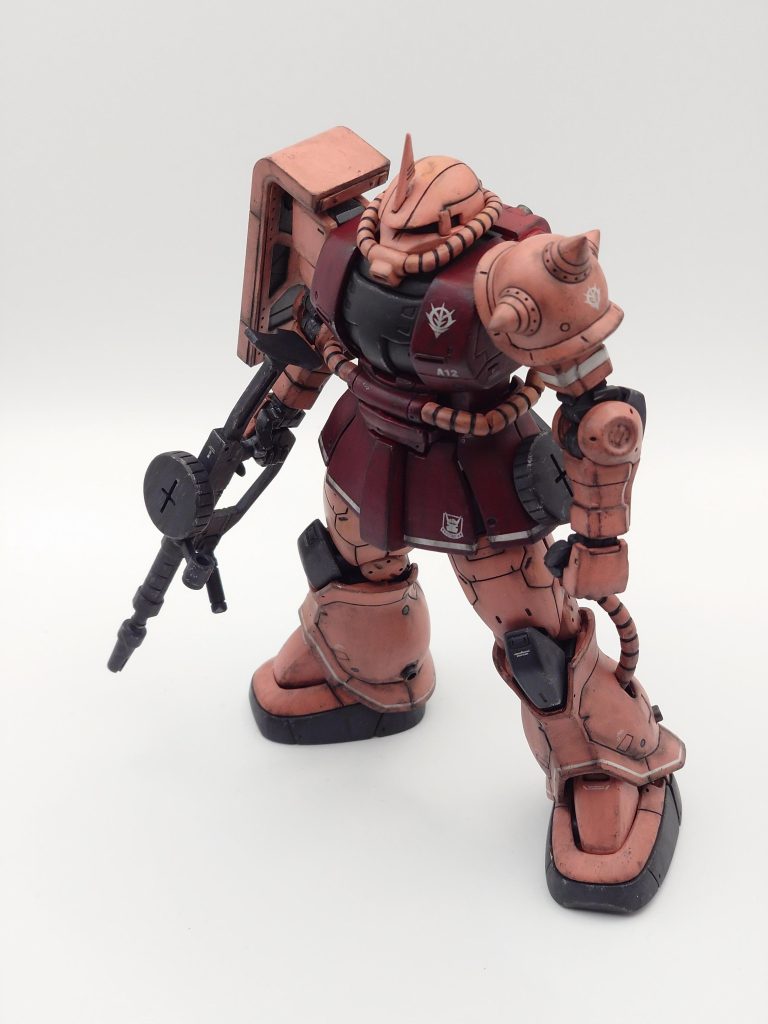 膝関節部分のパーツを少し削って可動域を拡げています。左腕部の白のラインは塗装し、腰部と足の白のラインはデカ一ルを貼っています。比較的シンプルな武装の姿も好みです。