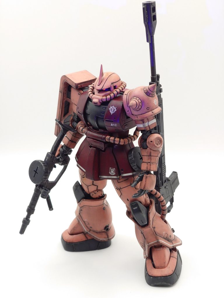 腕部と脚部は合わせ目消しと塗装しやすいように後ハメ加工を行いました。MS用対艦ライフルはランドセルに懸架できるようにしました。雑に塗料を塗り過ぎてしまい塗膜が厚くなって固まり、モノアイが動かしにくくなってしまうことが他のキットであったのですが、今回は何とか左右に動かせます。