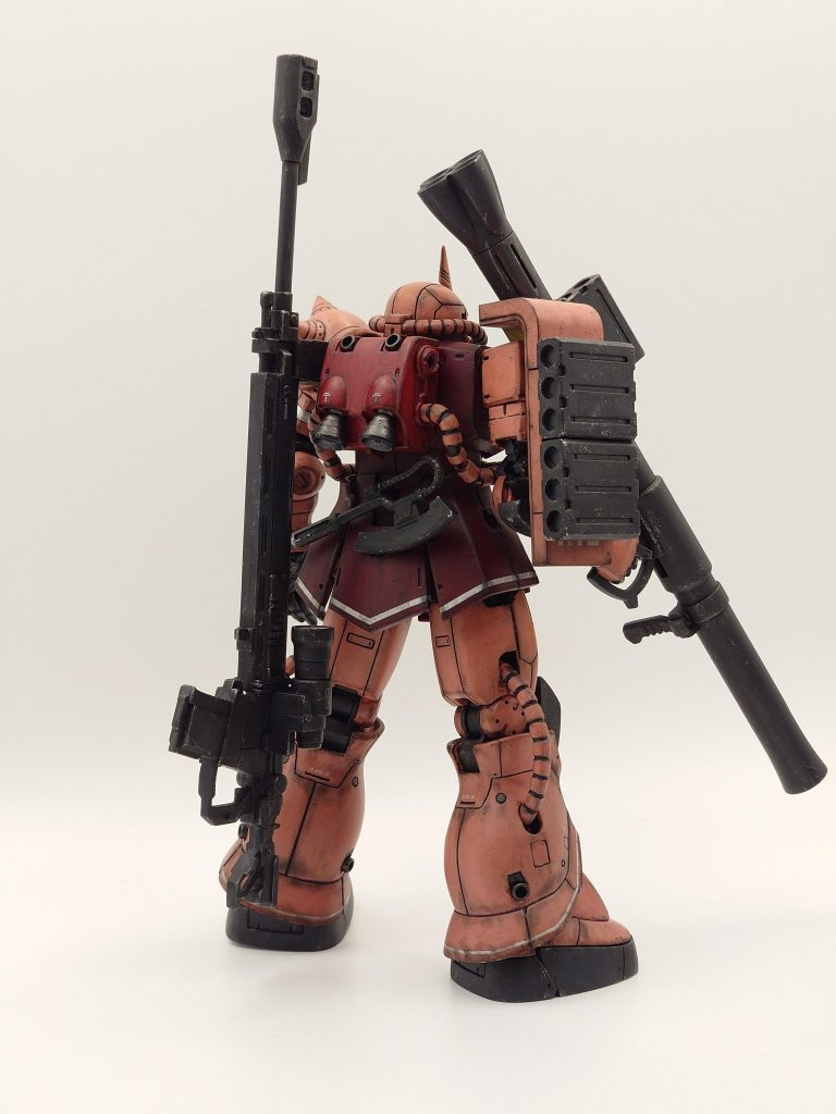 バックショットです。武装盛り盛りの感じです。ランドセルも一度中央部分で左右に切断し、2mm程のプラ版を挟んで再接着して大きくしてます。