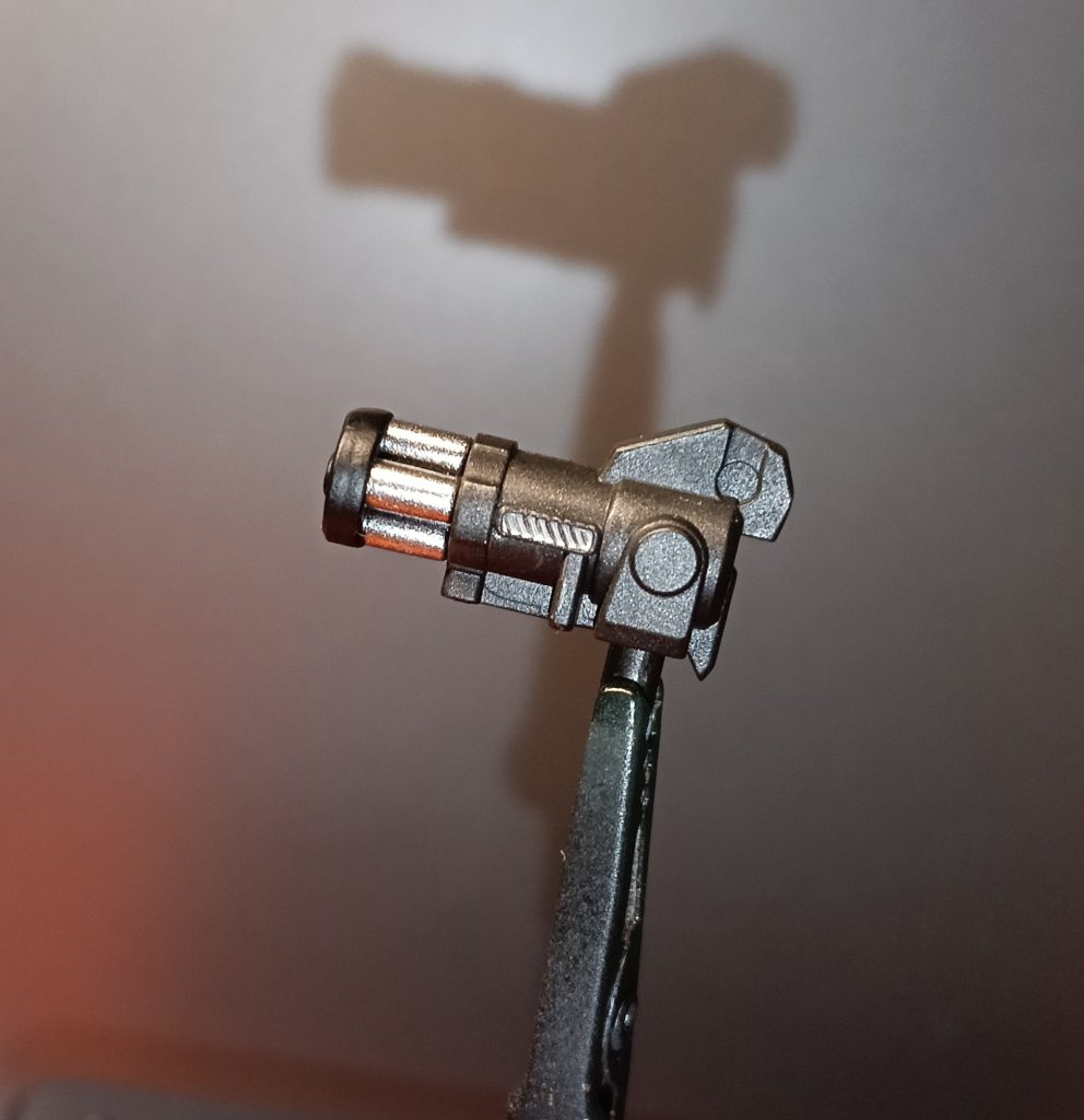 個人的にちょっと気に入ってる肩部マシンガンの塗分け細かい部分はエナメル塗料を使って塗分けています