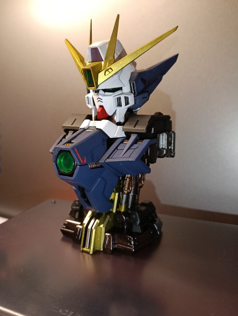 外装をつけた状態マスクに黒い点があるのとやすり掛けをミスって顎がおかしなことに...w今回初めて水転写デカールを使ってみました。