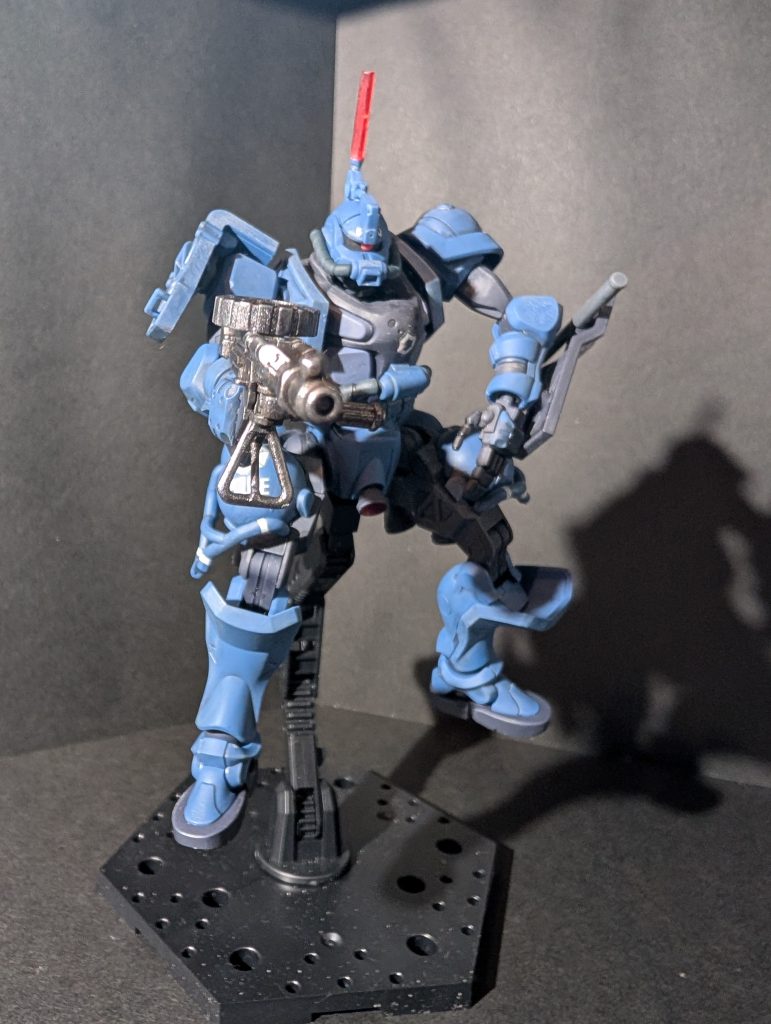 マシンガンの持ち手前の部分はくり抜いて整形しただけです。