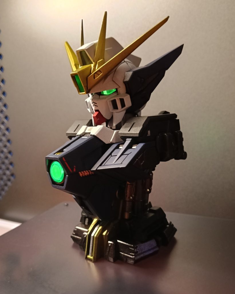 ルナミスユニットを点灯させた状態一つ足りなかったので昔買ったメカニカルバストのエクシアから一つ奪ってきました。