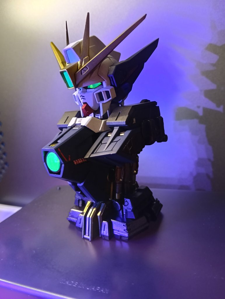 センサーは蛍光塗料を塗っているのでブラックライトでも光らせることができます。頭頂部のセンサーは劇中や設定画等では薄いパープルだったので同じように薄いパープルにしてあります。