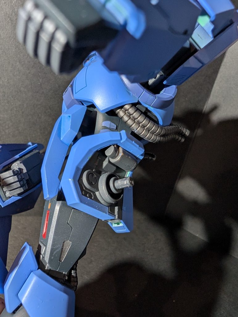 腰の円筒形が作ったパーツです。そんなもの作るよりパーツ裏塗った方がいいですね。