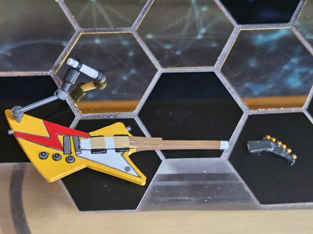 エレキギターらしきもの プラ板を加工してサクサク制作。マイクは30MSアイドルマスターシリーズに入ってる物を使用。