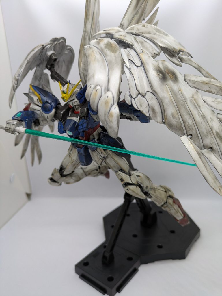 ウェザリングは今回はやり過ぎな位やってみました、翼に穴を開けてダメージ加工も少々。