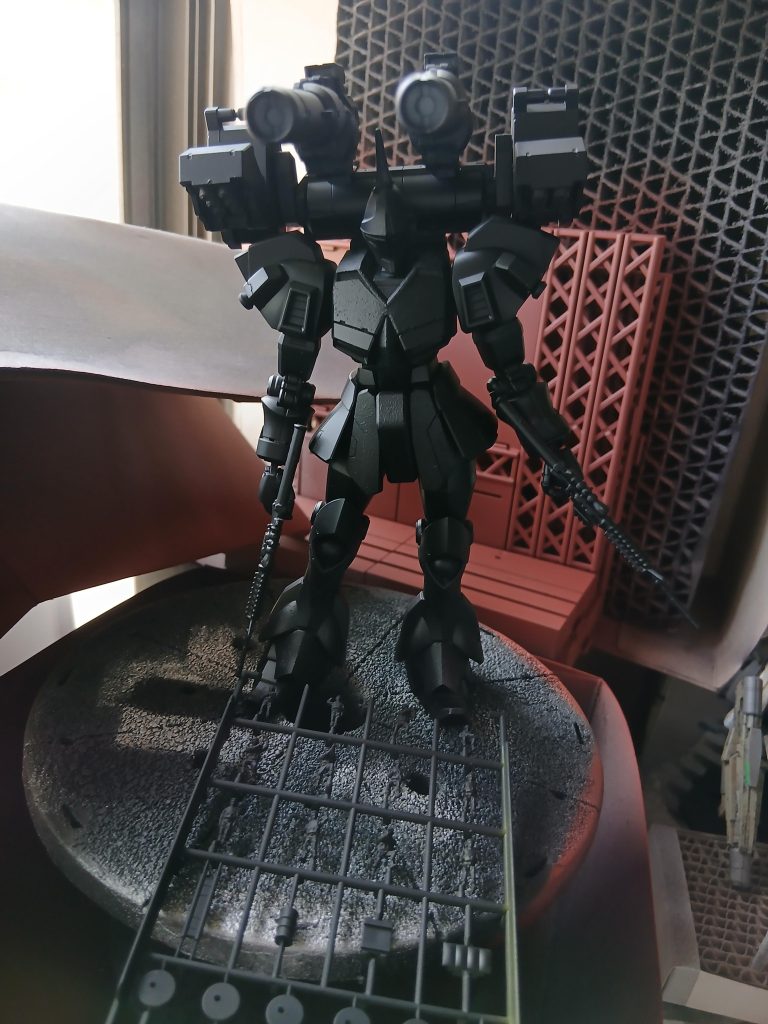 塗装中、黒サフで塗ります。山田化学の兵隊さん達もついでに塗りました。 