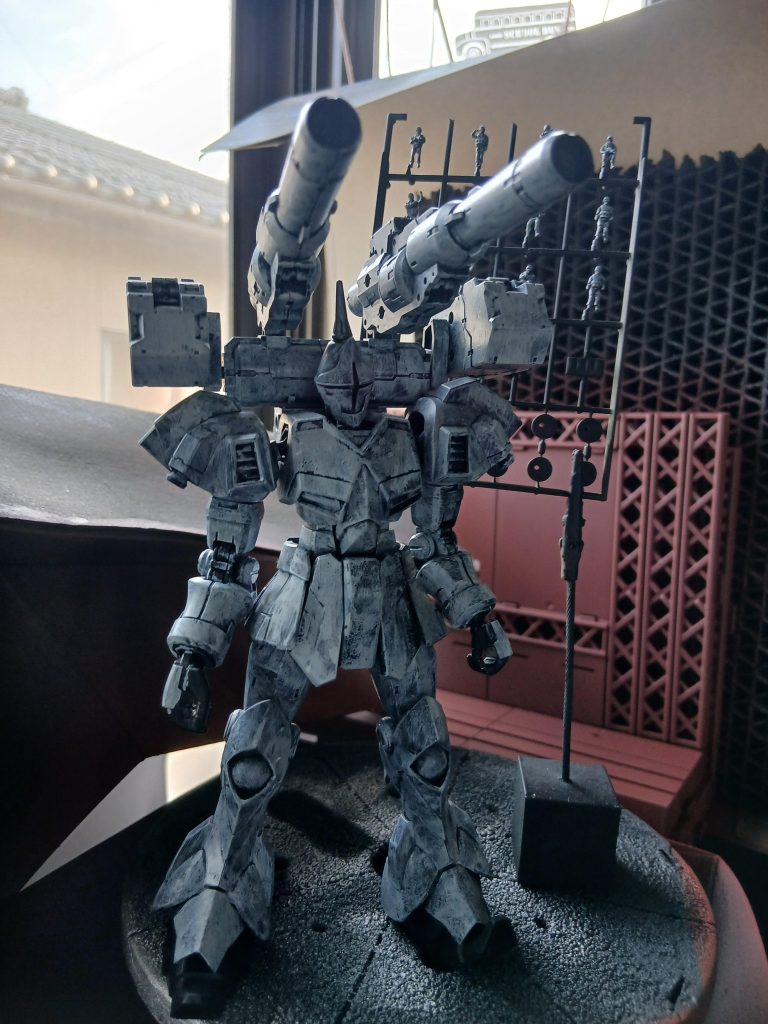 グレーを筆塗りします。