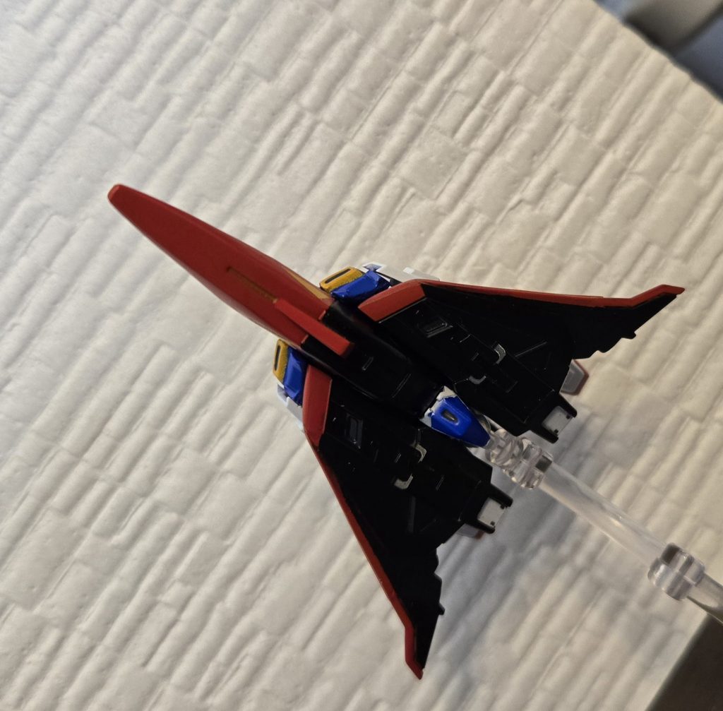 裏側から見たときのフライングアーマーの形も美しいと思いました!シールドとバインダーがキレイに重なっていて隙のないできだと思います。食玩でここまでのできは他にないのではないでしょうか、、、