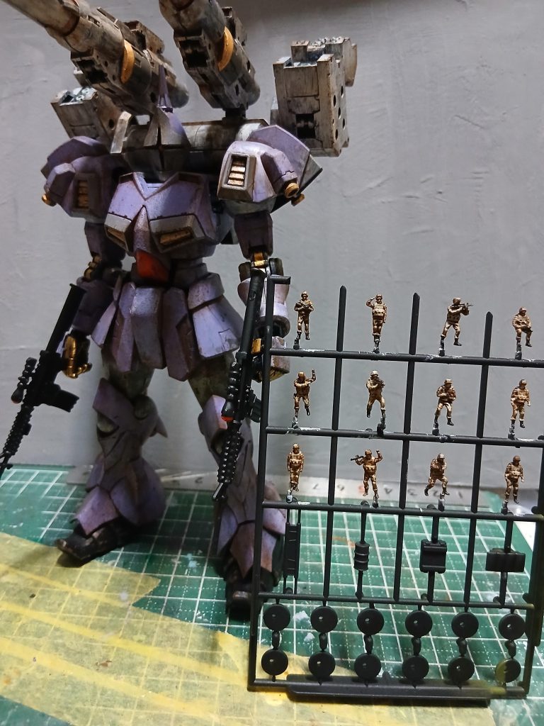 紫で塗って細かい所を塗り分けます。兵隊さんはタン色で塗って靴と銃を黒で塗り、どちらもステインブラウンでウォッシングして完成です。 