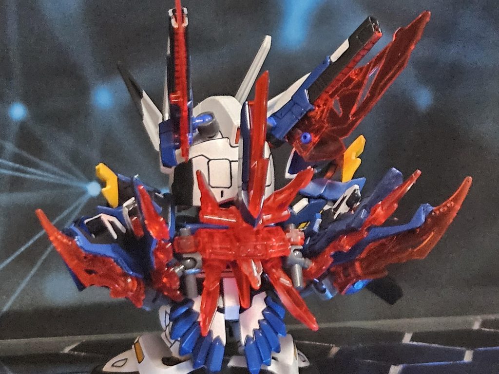 バックパックはウイングが5つに枝分かれさせたイメージクリアパーツを起用 武器としても使える。