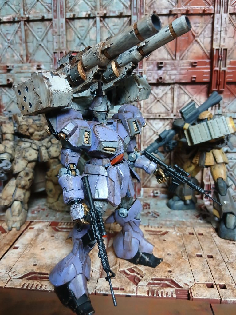 今再販されてるギャンのシールドみたいなの買ってきて付けたいんですけど、ブンドドされすぎてて股関節ユルユルで立ってるのがやっとです(笑)これ以上盛れませんでした。