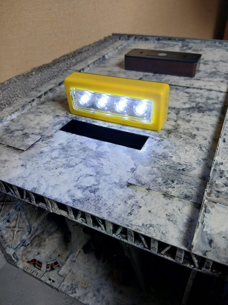 100均のライトに合わせてプラ板を四角くカットして…