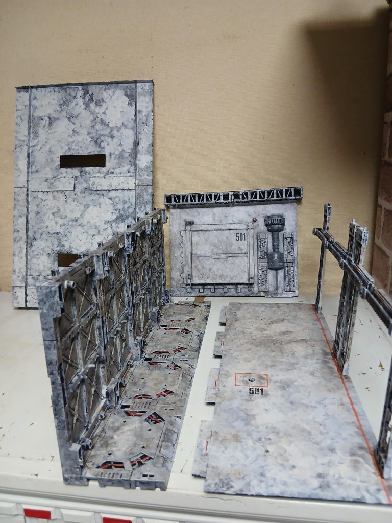 バラバラにするとこんな感じ。ディスプレイベースの足元の真ん中辺が斜めに落ちてるので平になるようプラ板で塞いでます。 