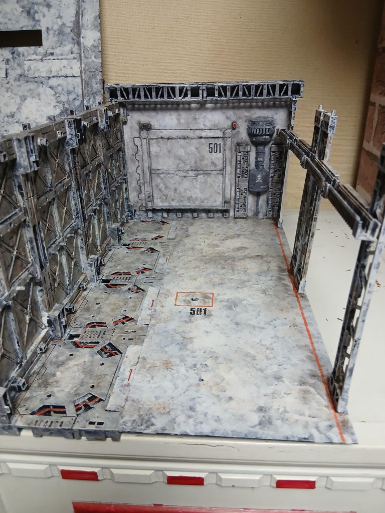 結構壁に穴開けてLED仕込んでる方いますが、やったことあるけどメンドクサイんですよ…プラ板を四角くカットしてライト置くだけなんで皆さんもマネしてね。(ディスプレイベース天井あった方が絶対いい)