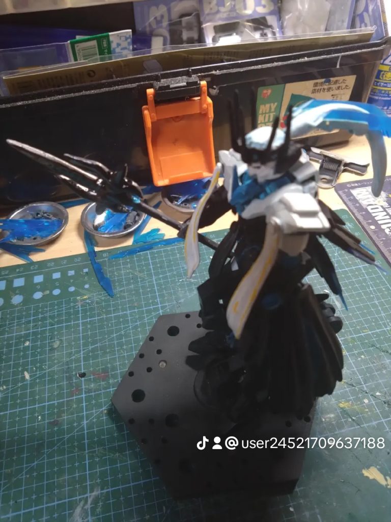 この形態が基本でビットは使いませんが高度にコントロールされたGN粒子による白兵戦を得意としています。後頭部のテールのような物はアルミ線を軸にポリパテ盛り付けで完成させて、陛下のポニーテールをイメージしました。通称・GNヘッドテールといい、粒子制御とGN粒子魔術「水鏡」を使いGNバインダー「玉座」を封印しています。