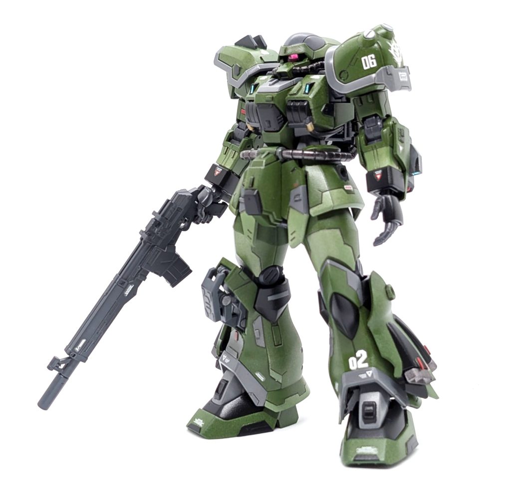 まずは素立ち。プロポーションは全くイジってません。スナイパーライフルは切り詰めてアサルトライフルっぽくしました。設定としては、別部隊に届くはずだったイフリートJを、何やかんやで横流ししてパクッたという経緯にしてます(爆)イフリートは8機(?)しか存在しないので、パクるのもやむ無し!😂そのため、横流ししたのをバレにくくするため、カラーをザクのイメージカラーにして、お情け程度に肩に「06」の型式番号も入れてます☝️なんというか、スレイブレイス隊の所業に近い…💦