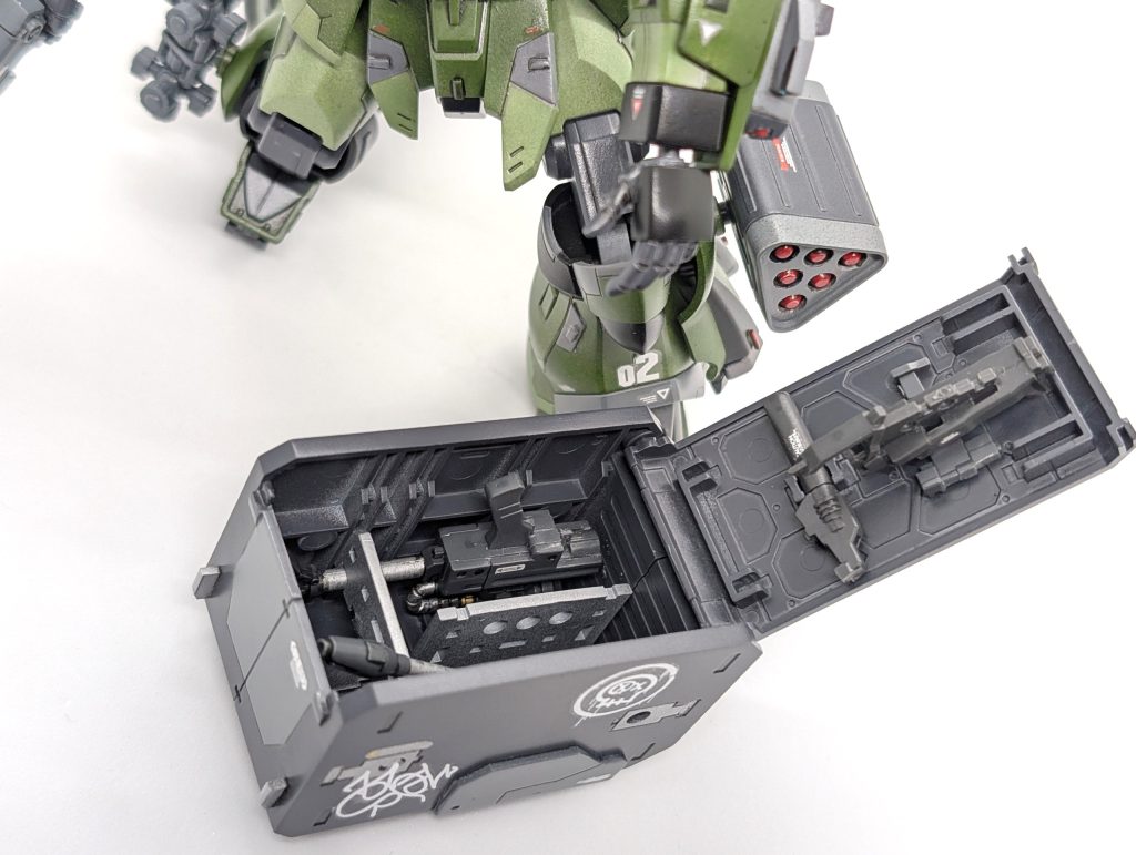 中にはバラバラになってる武器のパーツが…!こいつをせっせと組み立てていくと…