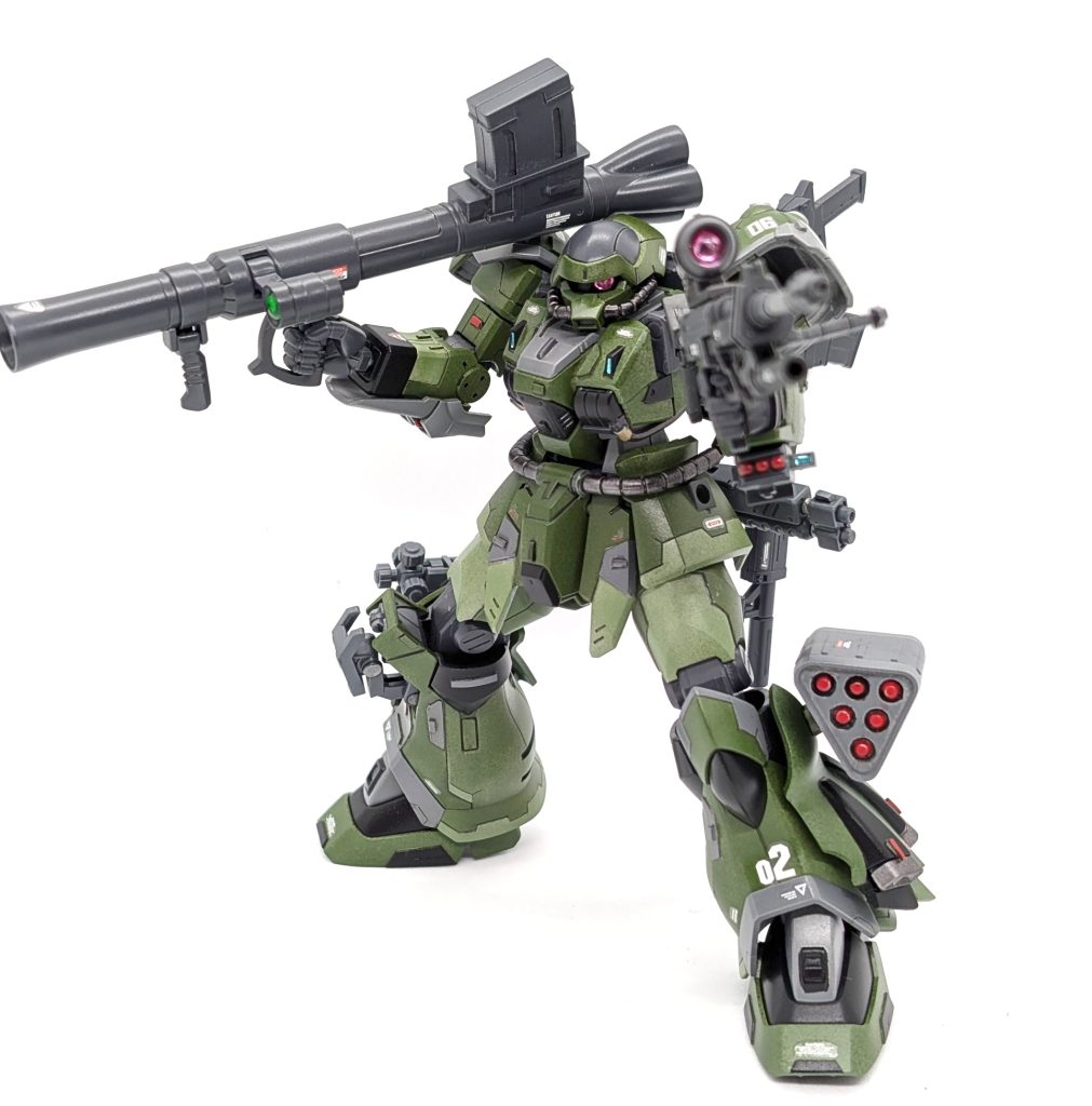 ショートバズーカを添えて、ほぼ全武器を装備!この「連邦絶対コ◯す」感がたまんないです…!😍そう…、横流しもパクリも全ては連邦に勝つため…!!😤アサルトライフルはスコープを切り取って磁石を仕込み、ククリナイフ(?)の接続パーツにも磁石を仕込んで背中でマウントできるようにしてあります。まぁ、そのせいでナイフは帯刀できなくなっちゃったんですがねw