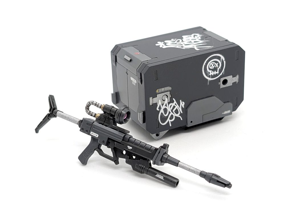 なんと!ゲルググ専用のビームライフルに…!!一年戦争末期、量産が始まったばかりのゲルググから一丁横流しした、という設定です。地球圏だと時期的にはまだ公になってないはずなので、バレたらヤバそうwそして廃棄コンテナは、このヤバいシロモノを運ぶために偽装していた、というものでした😁ちなみに、素材は30mmのオプション装備のコンテナをまるまる使用。最初は商業コンテナにしようと思ったんですが、落書きデカールを発見したので、こっちに変更しました。カラフルな落書きもあったんですが大きさが違いすぎて使えず…😅ビームライフル自体は、リサイクルショップに売ってたガンダムベース限定かなんかの武器セットのやつです!