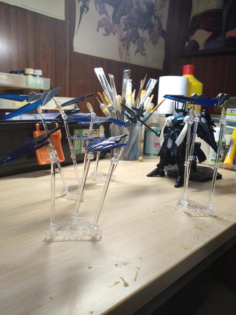 こちらは通常のGNロンケービットの全面展開です。こちらでもビット制御に操作の大半を持っていかれるため粒子消費量は決して少なくないです。また、ダブルオーライザーからの能力である量子テレポーテーションは健在でビット単体での転移も可能。その中でも特に短距離転移を得意としている（何故かはトネリコさんの戦闘モーションを確認しようw）。