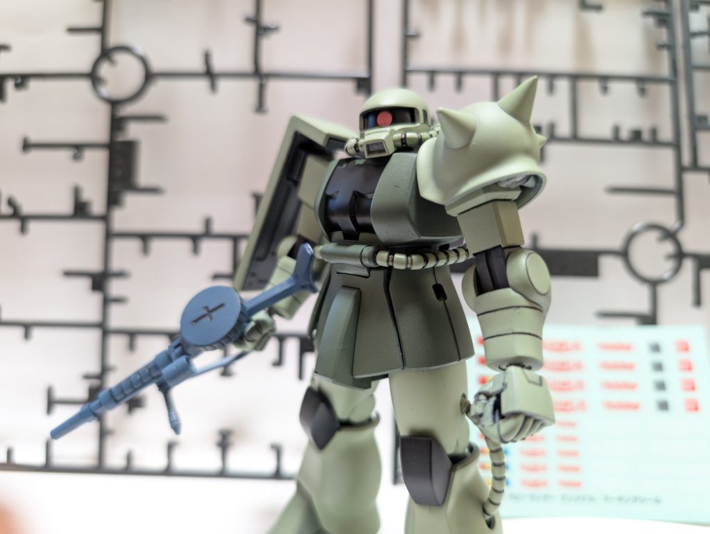古い思考の僕はとにかく基本的に武器はミディアムブルー。300円キットの時はザクでもガンダムでも武器はミディアムブルーだったはず(笑)MSVになると武器はとにかく黒鉄色だったはず(笑)現在もその思考がアップデートされません(zaku-kao4)