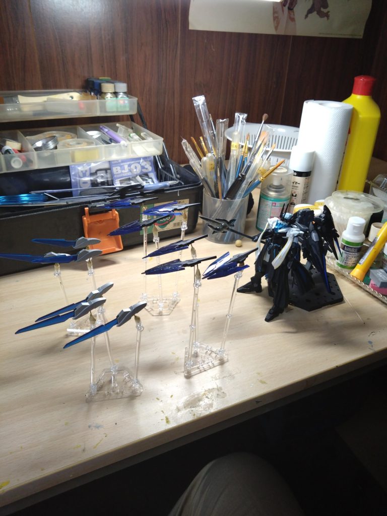 超広域殲滅槍・ロードレスキャメロットGNロンケービットを全て展開し、槍の穂先のように配置し、下から上へ打ち上げるようにGN粒子を高濃度圧縮して放出する青い最果ての槍。一見して強力な武装に見えるが弱点は直線的な軌道と太陽炉…しかもトランザム状態のダブルオークアンタの三倍の粒子消費量を必要とするためここぞというときにしか使用できない。ロードレスキャメロット使用後はモルガァクアンタ本体の太陽炉だけで一定時間稼働する必要があるため戦闘能力が下がる。