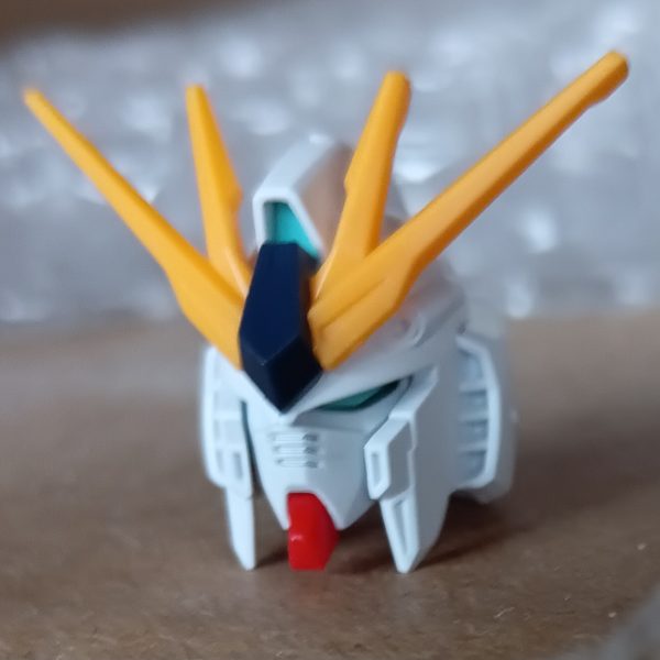 久しぶりのガンプラ作成。ジェスタやジムから作成したかったのですが、プラモデル店に行ったら何故かなく、久しぶりなのでEGνガンダムで。スミイレやバリ取りしながらなので、時間掛かってます。完成後、艶消し塗装もやる予定です。取り敢えず、頭部だけ。（2枚目）