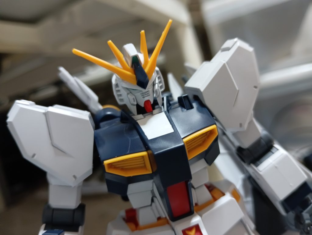 顔とコックピット周辺は近づけると目立つ。