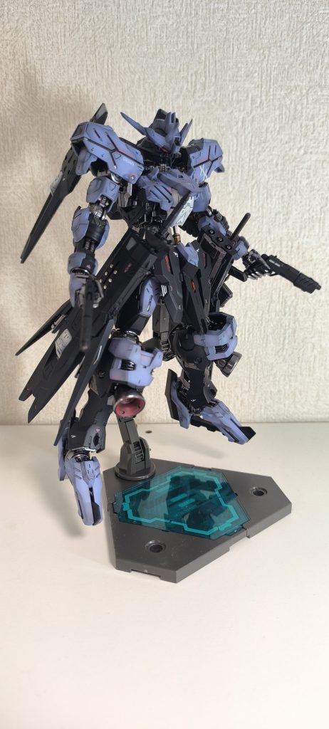 サーベルとライフルを腰にマウントすると柄が左右にあるように見えてカッコいいです。