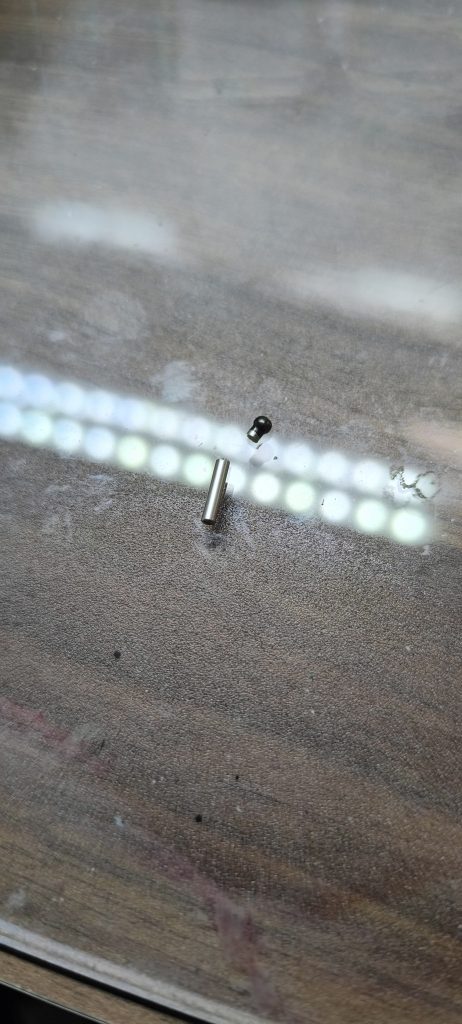 肩のシリンダを仮組み時に折ってしまいました…なので、パーツ請求したんですが完成組み立て時にも同じシリンダーを折ってしまい、結局接着したシリンダーを使用することに…もったいない!