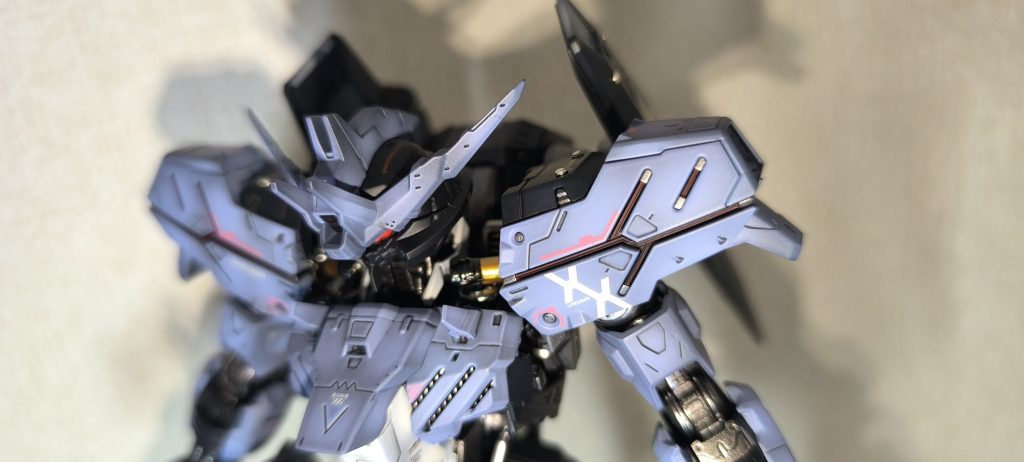 ネットのイラストにあったピンクの墨入れを試してみたんですが、イマイチだったので頭部と肩の一部のみ赤色で墨入れに変更しました。