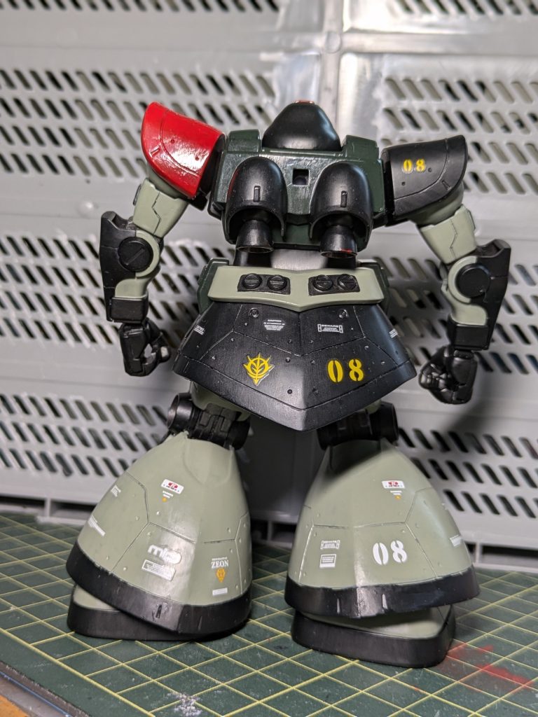 少々プラ版を貼り付け、スジ彫りでディティールアップ。