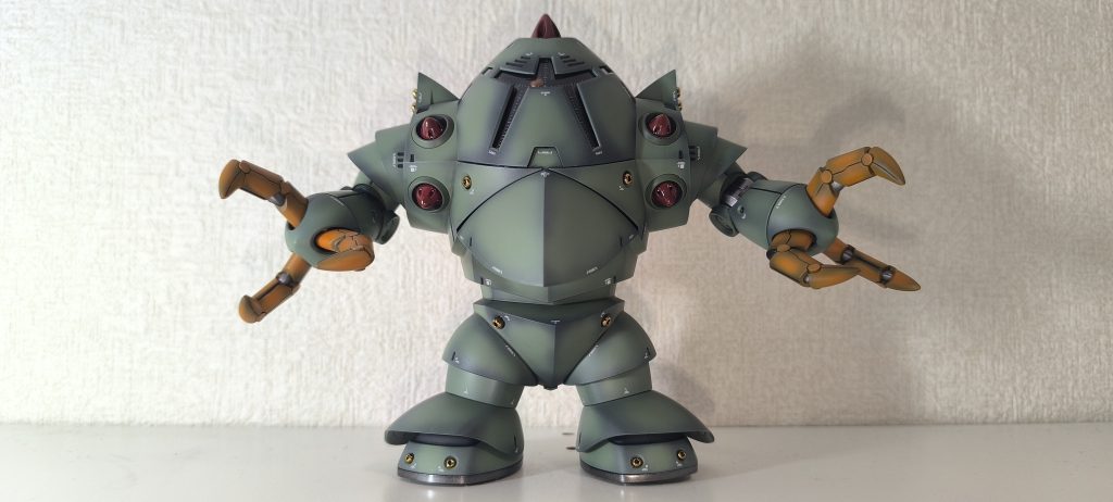 稼働は腕周りは優秀ですが、下半身が全く動きません。稼働しない代わりに接地性も良いです。劇中での活躍は見たことないのですが、どんな感じに動くんですかね?