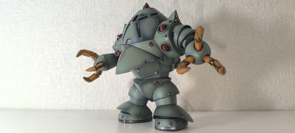 各平面がさみしいので、ビーズ+デカル+グラデーションで間延びしないようにしました。艶消しを吹いたらグラデーションがきつくなったので、最終的なグラデーションの濃淡のコントロールは難しいです。